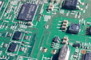 Kalın bir toz tabakası bilgisayarın dahili elektronik bileşenleri kapsar.