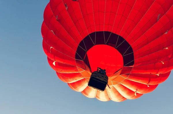 Πολύχρωμο Αερόστατο Ενάντια Στον Γαλάζιο Ουρανό — Φωτογραφία Αρχείου