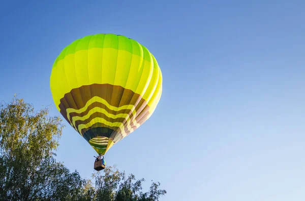 Globo Aire Caliente Colorido Contra Cielo Azul —  Fotos de Stock