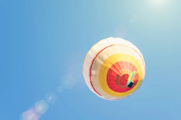 Balão Quente Colorido Contra Céu Azul — Fotografia de Stock