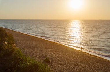 Deniz sahilde çadır ve ekipman için kamp vardır.