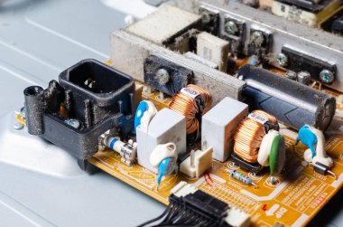 Kalın bir toz tabakası bilgisayarın dahili elektronik bileşenleri kapsar.