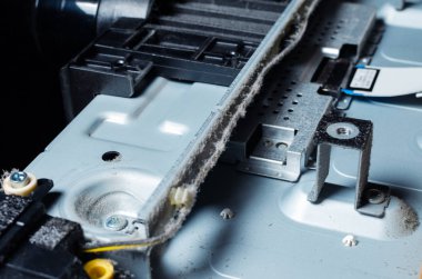 Kalın bir toz tabakası bilgisayarın dahili elektronik bileşenleri kapsar.