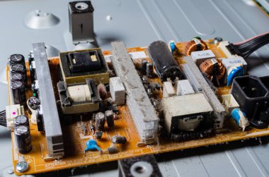 Kalın bir toz tabakası bilgisayarın dahili elektronik bileşenleri kapsar.
