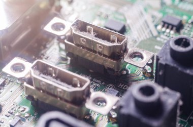 Kalın bir toz tabakası bilgisayarın dahili elektronik bileşenleri kapsar.
