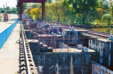 Nehri üzerinde baraj ve kilit sistemi.