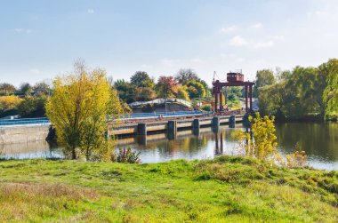 Nehri üzerinde baraj ve kilit sistemi.
