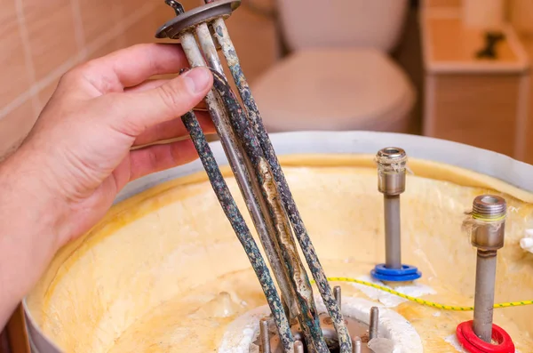 Kombi tamir, yenisiyle değiştirme-in kırık su ısıtma elemanı.