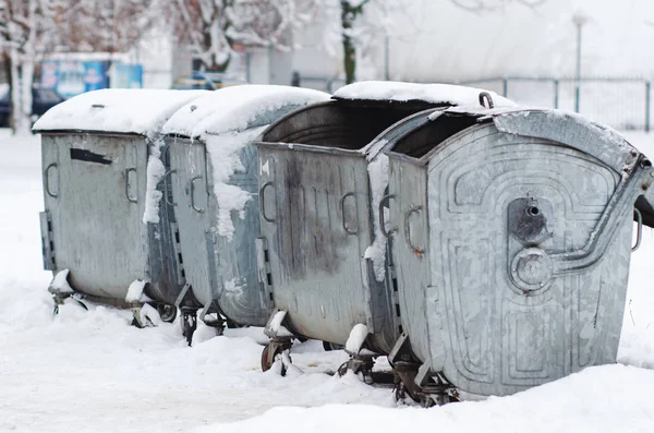 Metallburkar Gamla Sopor Står Gården Snön Vinter — Stockfoto