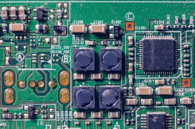 Kalın bir toz tabakası bilgisayarın dahili elektronik bileşenleri kapsar.