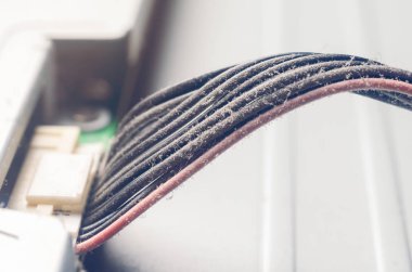 Kalın bir toz tabakası bilgisayarın dahili elektronik bileşenleri kapsar.