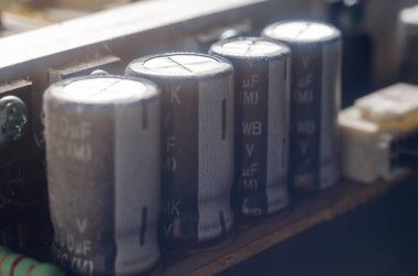 Kalın bir toz tabakası bilgisayarın dahili elektronik bileşenleri kapsar.