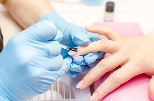 Manicure Pulizia Lucidatura Verniciatura Unghie Nel Salone — Foto stock gratuita