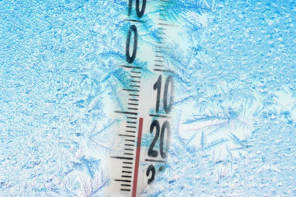 氷点下の冬の窓とマイナス温度を示す温度計 — ストック写真