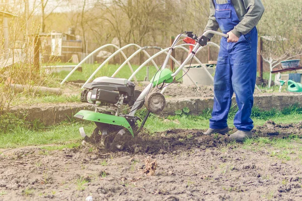 Man Aan Het Werk Tuin Van Voorjaar Met Helmstok Machine — Stockfoto