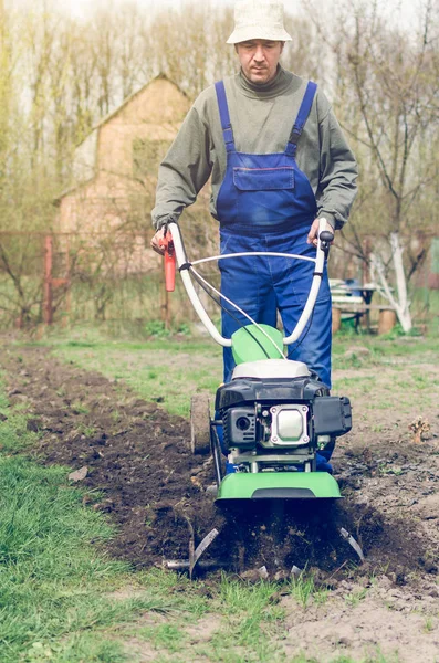 Man Aan Het Werk Tuin Van Voorjaar Met Helmstok Machine — Stockfoto