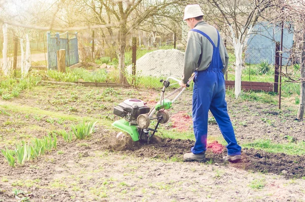Homem Trabalhando Jardim Primavera Com Máquina Leme — Fotografia de Stock