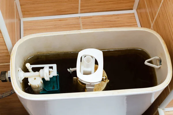 厕所排水罐中的脏锈水 — 图库照片