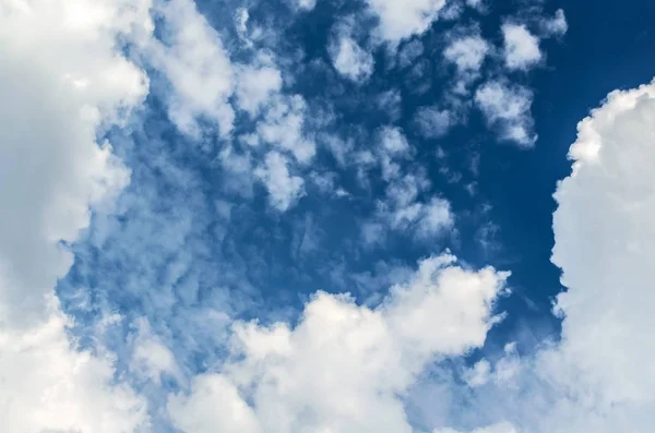 Hermosas Nubes Esponjosas Contra Cielo Azul — Foto de Stock