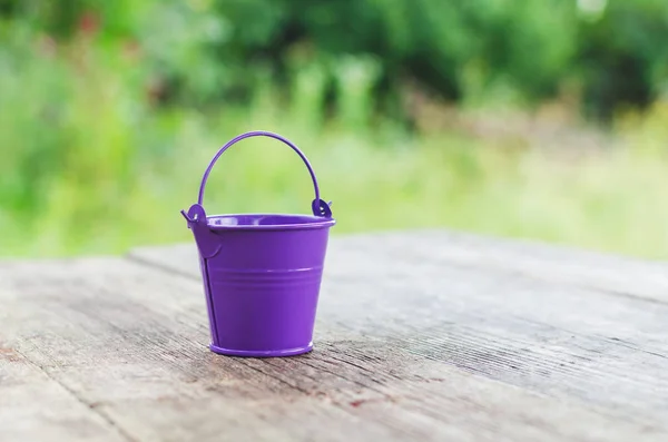 Small Purple Bucket Old Wooden Table — Stock Photo, Image