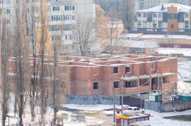 Tuğla ve beton bina inşaatı.