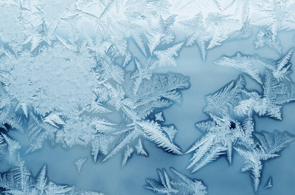 Абстрактный ледяной узор на стекле, текстура фона.
