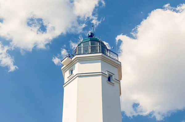 Weißer Leuchtturm Vor Blauem Himmel Einem Sonnigen Tag — Stockfoto