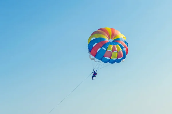 Hombre Volando Paracaídas Sobre Mar Con Barco — Foto de Stock