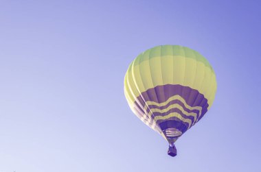 Renkli sıcak hava balonu mavi gökyüzü.