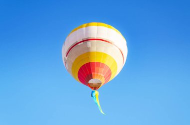 Renkli sıcak hava balonu mavi gökyüzü.