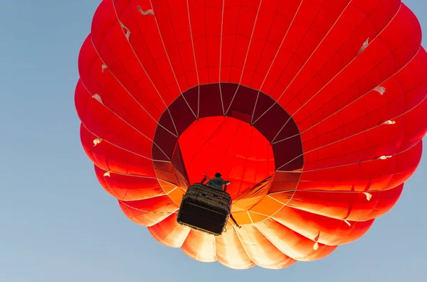 Bunter Heißluftballon Gegen Den Blauen Himmel — Stockfoto