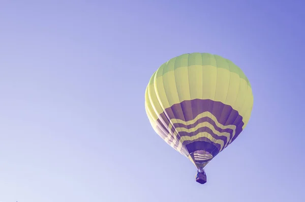 Balão Quente Colorido Contra Céu Azul — Fotografia de Stock