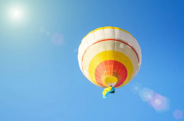 Kolorowy Balon Przeciw Błękitne Niebo — Zdjęcie stockowe