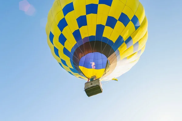 Ballon Air Chaud Coloré Contre Ciel Bleu — Photo