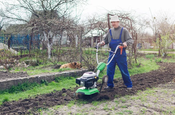 Uomo Che Lavora Nel Giardino Primaverile Con Macchina Fresatrice — Foto Stock