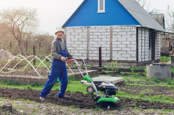 Hombre Trabajando Jardín Primavera Con Máquina Timón — Foto de Stock