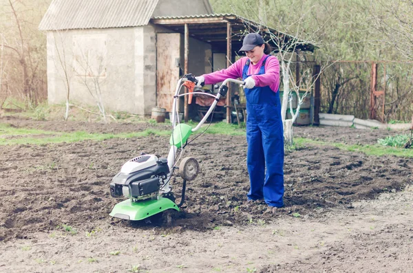 Jong Meisje Werken Tuin Van Een Voorjaar Met Een Frees — Stockfoto