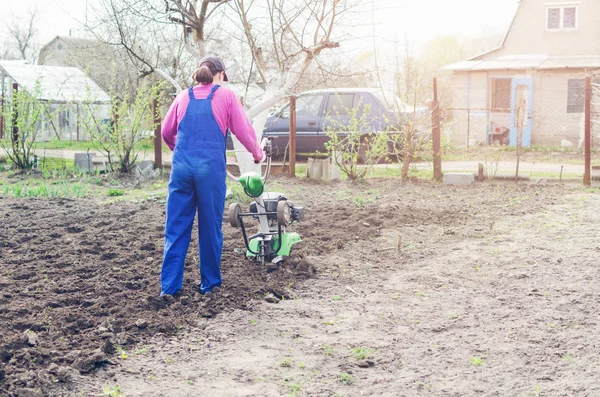 Chica Joven Que Trabaja Jardín Primavera Con Cultivador — Foto de Stock