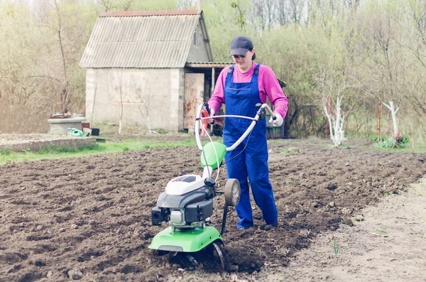 Chica Joven Que Trabaja Jardín Primavera Con Cultivador — Foto de Stock