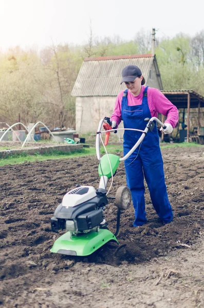 Mladá Dívka Pracující Jarní Zahradě Kultivátor — Stock fotografie