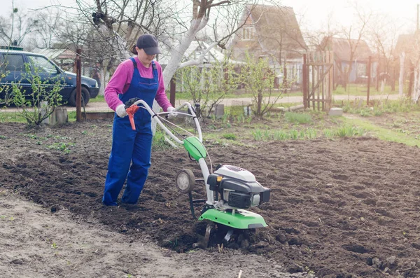 Chica Joven Que Trabaja Jardín Primavera Con Cultivador — Foto de Stock