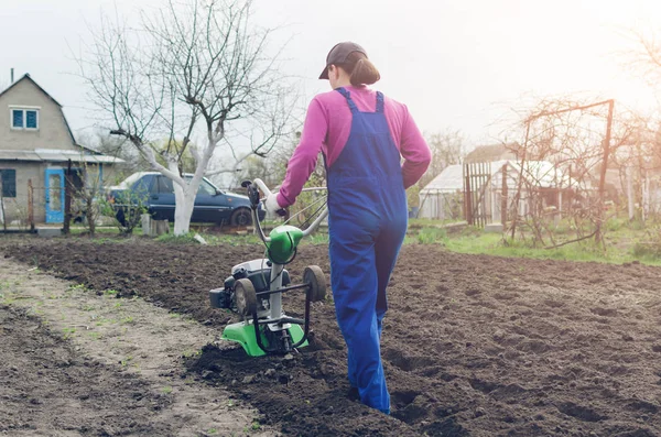 Jovem Trabalhando Jardim Primavera Com Cultivador — Fotografia de Stock