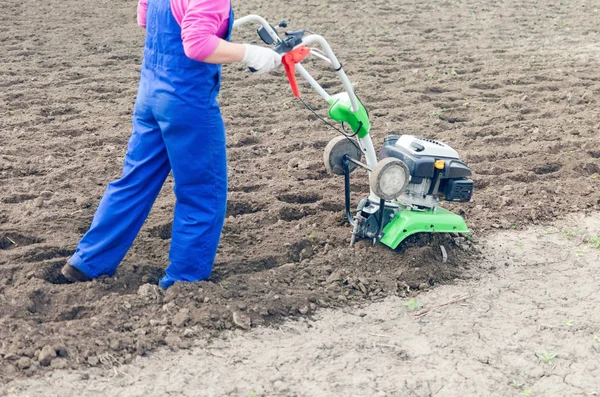 Giovane Ragazza Che Lavora Giardino Primaverile Con Coltivatore — Foto Stock