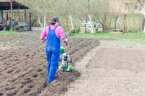 Giovane Ragazza Che Lavora Giardino Primaverile Con Coltivatore — Foto Stock