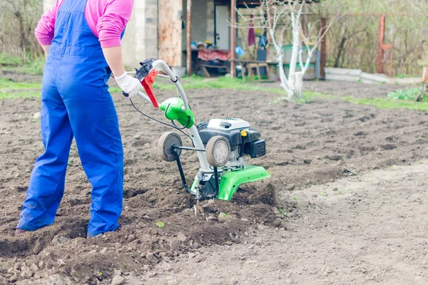 Chica Joven Que Trabaja Jardín Primavera Con Cultivador — Foto de Stock