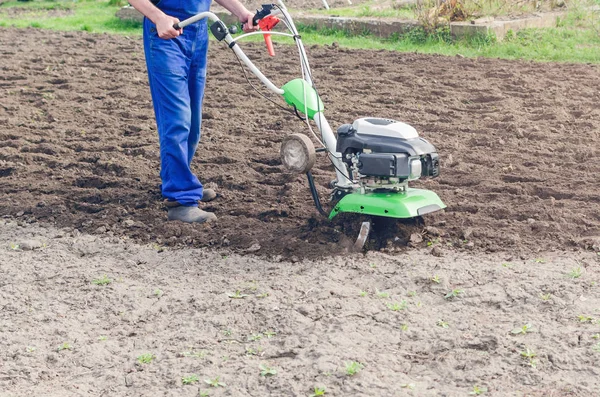 Hombre Trabajando Jardín Primavera Con Máquina Timón —  Fotos de Stock