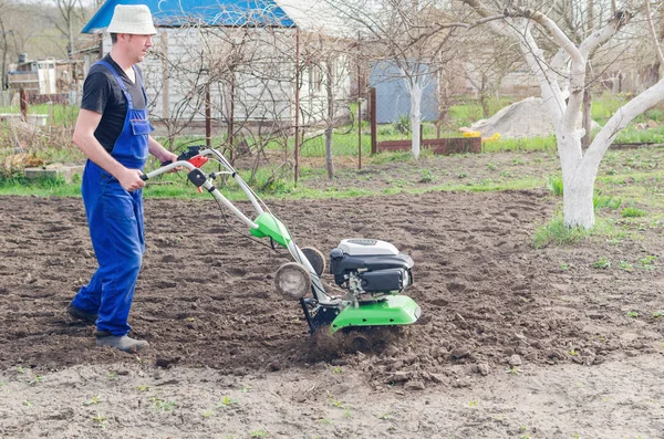 Homem Trabalhando Jardim Primavera Com Máquina Leme — Fotografia de Stock