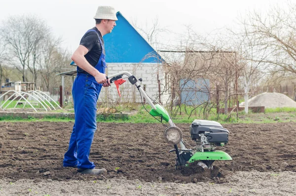 Homme Travaillant Dans Jardin Printemps Avec Machine Tiller — Photo