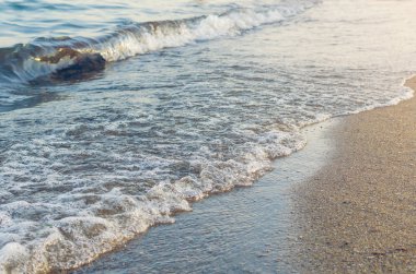 Kumlu plajda denizin dalgaları.