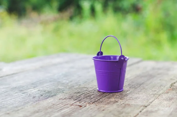 Small Purple Bucket Old Wooden Table — Stock Photo, Image